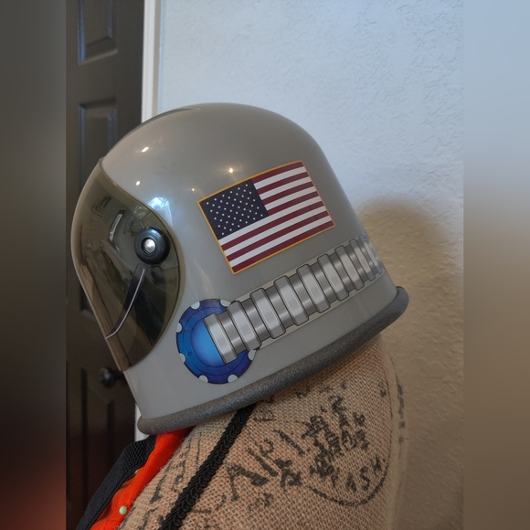 NASA Astronaut with Helmet Playset - Picture 5 of 10